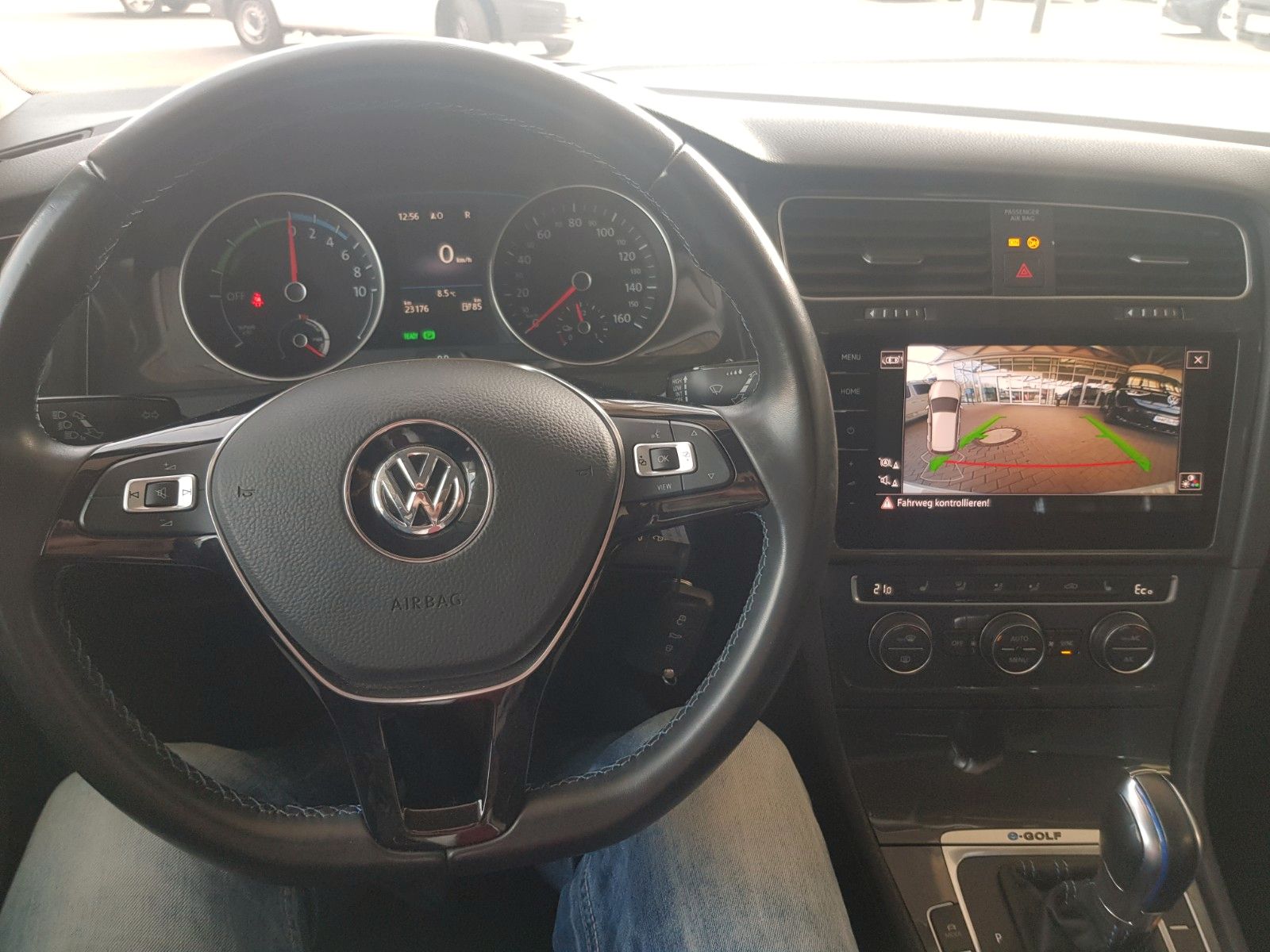 Fahrzeugabbildung Volkswagen Golf e-Golf 98% Akku